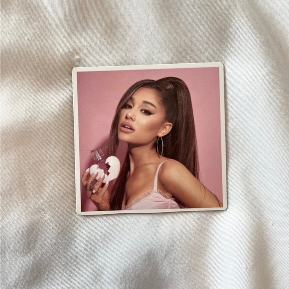 Ariana Grande Magnet - Picture 1 of 1
